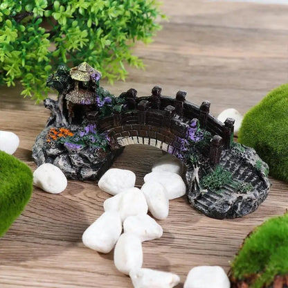 Resin bridge decoration for fish tanks, perfect for creating a landscape in your aquarium. This accessory adds charm to your aquatic pet's environment.