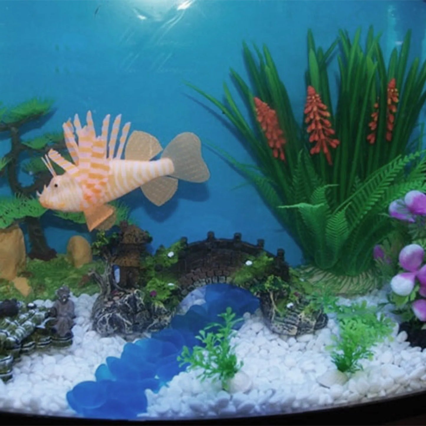 Resin bridge decoration for fish tanks, perfect for creating a landscape in your aquarium. This ornament adds charm to your aquatic pet's environment.